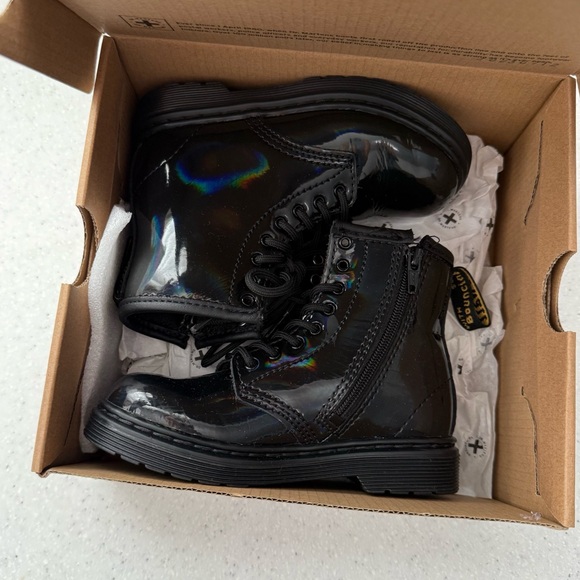 Dr. Martens Classic Kids Unisex Patent Black Boots Shiny Rainbow Shimmer sz 9US